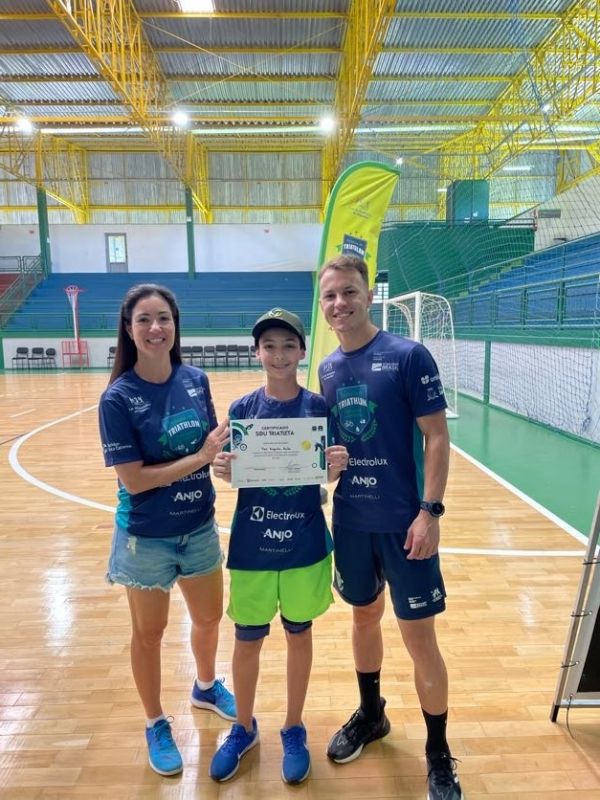 Atleta Profissional Bia Neres visita Escolinha em Joinville  e Vice-Presidente  da FETRISC, Elinai Freitas, entrega do certificado para jovens triatletas.